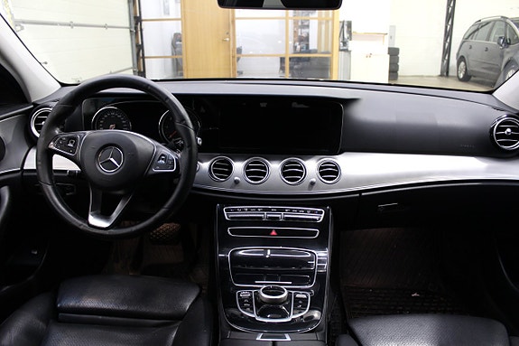 Mercedes-Benz E220 11 of 18