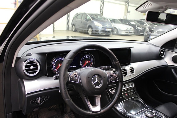 Mercedes-Benz E220 13 of 18