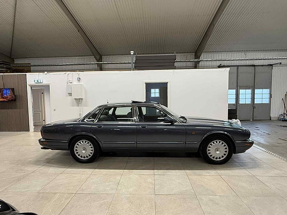 Jaguar XJ 6 of 25