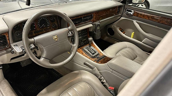 Jaguar XJ 18 of 25
