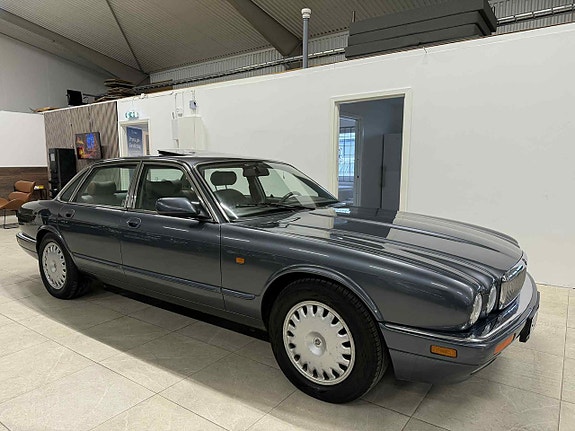 Jaguar XJ 2 of 25