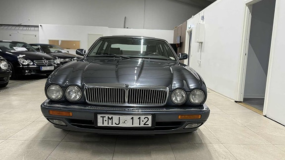 Jaguar XJ 3 of 25