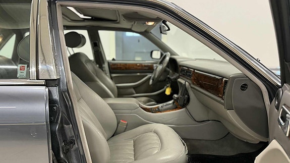 Jaguar XJ 15 of 25