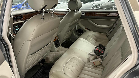 Jaguar XJ 21 of 25