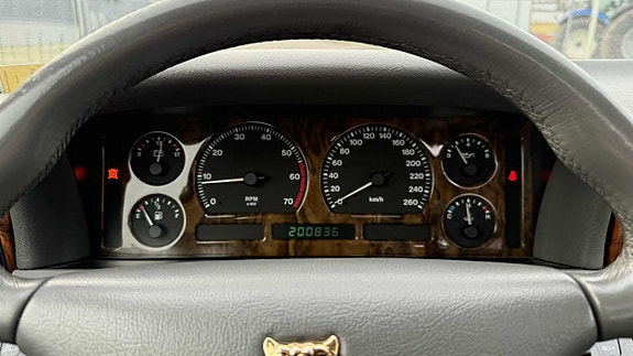 Jaguar XJ 17 of 25