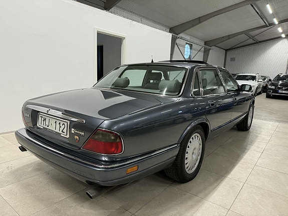 Jaguar XJ 7 of 25