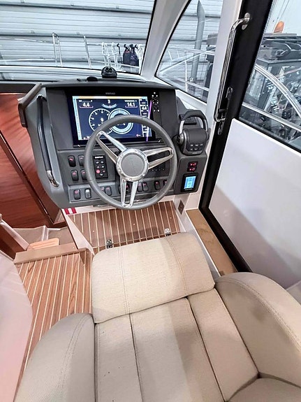 Nimbus 305 2024 i nyskick endast 65 timmar