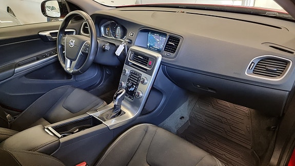 Volvo V60 Cross Country 10 of 16