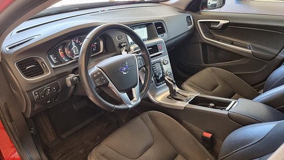Volvo V60 Cross Country 8 of 16
