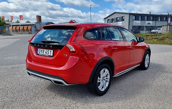Volvo V60 Cross Country 2 of 5