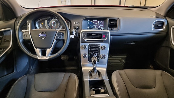 Volvo V60 Cross Country 9 of 16