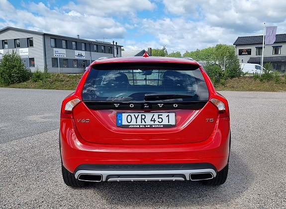 Volvo V60 Cross Country 7 of 16