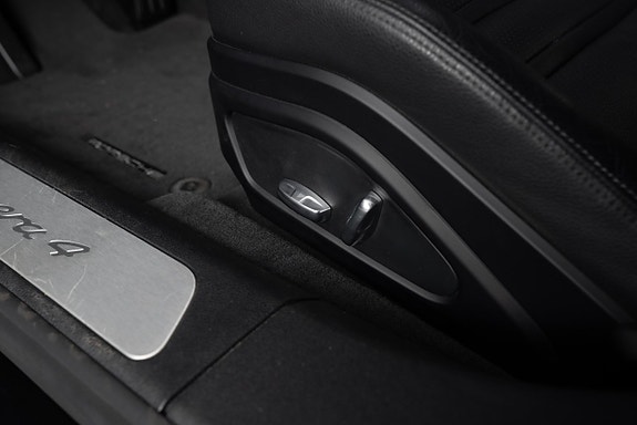 Porsche Panamera 4 9 of 11