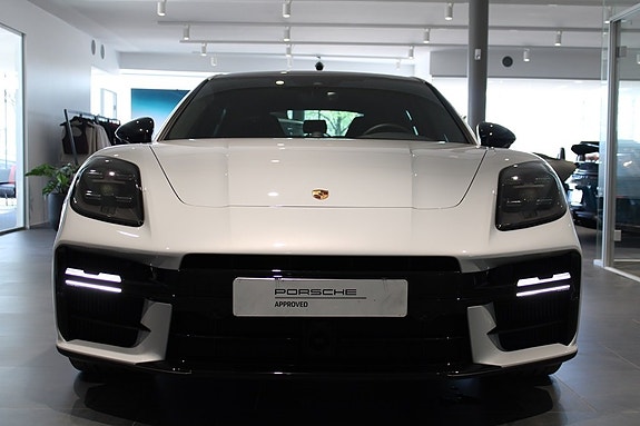 Porsche Panamera 4 3 of 5