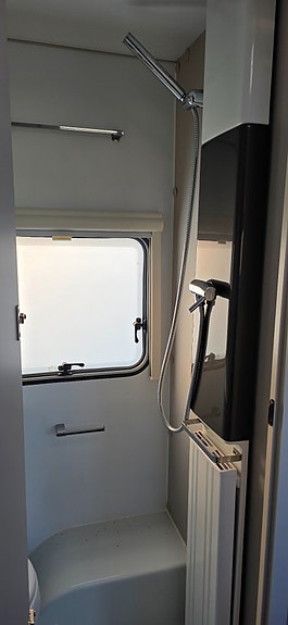 Adria Adora 593 UP Queenbed AC Markis 14 of 19