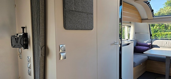Adria Adora 593 UP Queenbed AC Markis 13 of 19