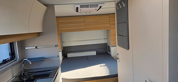 Adria Adora 593 UP Queenbed AC Markis 9 of 19