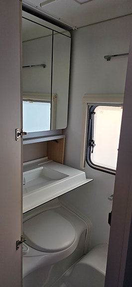 Adria Adora 593 UP Queenbed AC Markis 15 of 19
