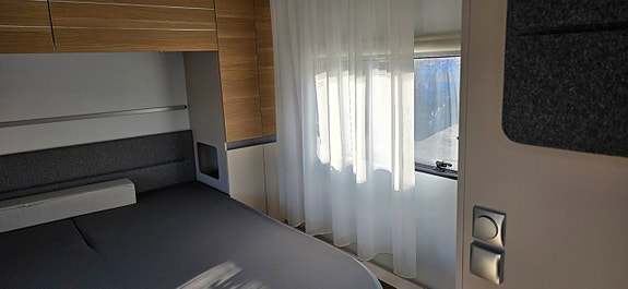 Adria Adora 593 UP Queenbed AC Markis 10 of 19