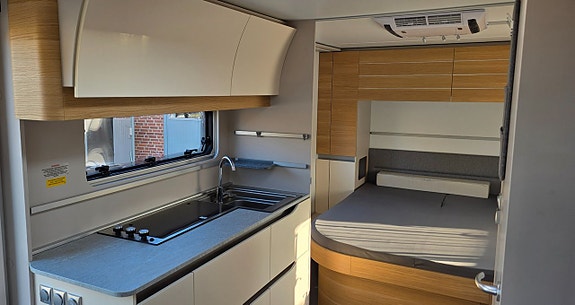 Adria Adora 593 UP Queenbed AC Markis 19 of 19