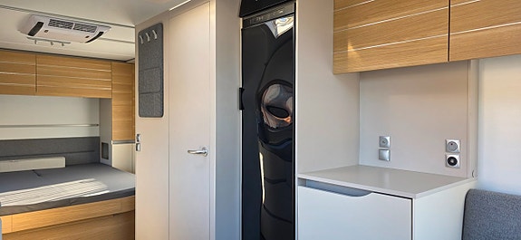 Adria Adora 593 UP Queenbed AC Markis 17 of 19