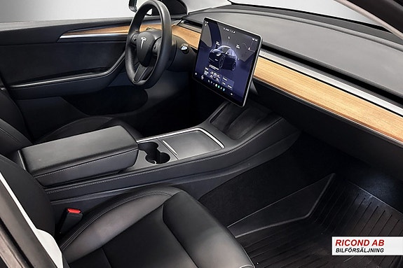 Tesla Model Y 7 of 13