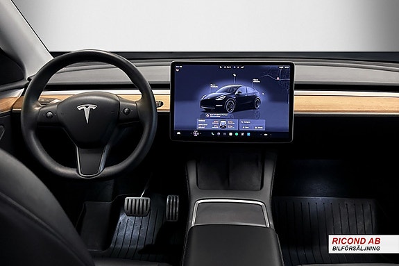 Tesla Model Y 9 of 13