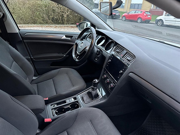 Volkswagen Golf VII 9 of 11