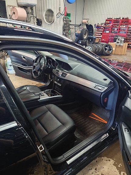 Mercedes-Benz E220 4 of 4