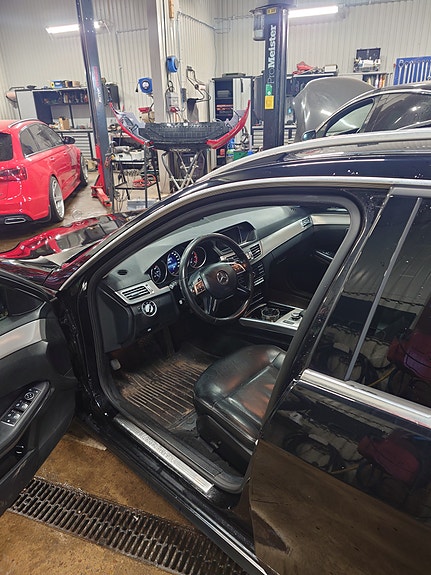 Mercedes-Benz E220 3 of 4