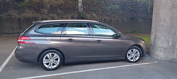 Peugeot 308 SW 9 of 10