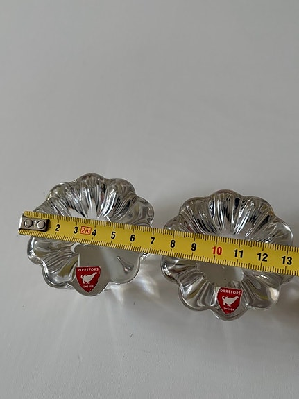 DessaTvå ljusstakar från Orrefors är Orrefors Puck ljusstakar i klar kristall.