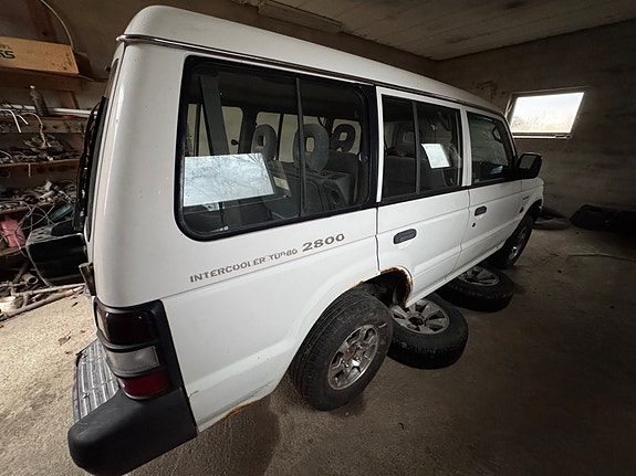 Mitsubishi Pajero 2 of 4