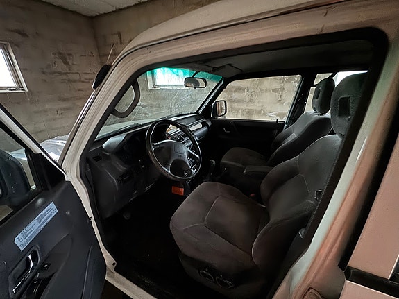 Mitsubishi Pajero 3 of 4