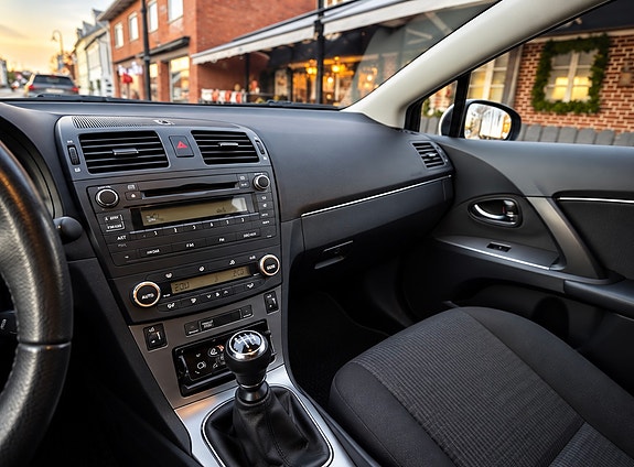 Toyota Avensis 2 of 7