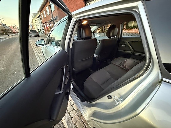 Toyota Avensis 3 of 3