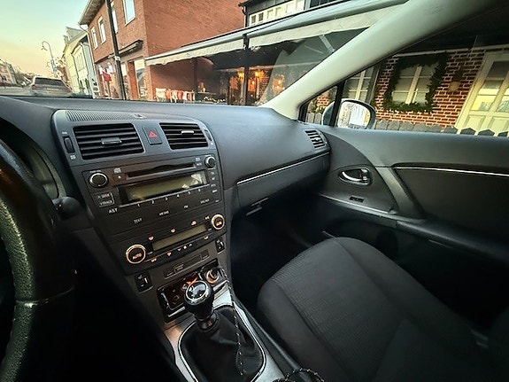 Toyota Avensis 2 of 3