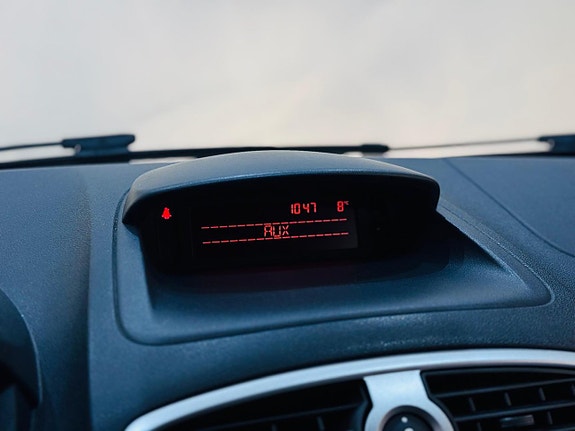 Renault Clio 12 of 16
