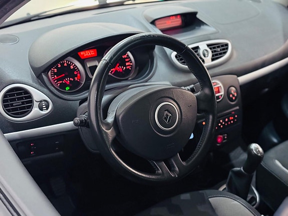 Renault Clio 8 of 16
