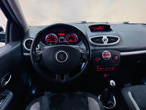 Renault Clio 14 of 16