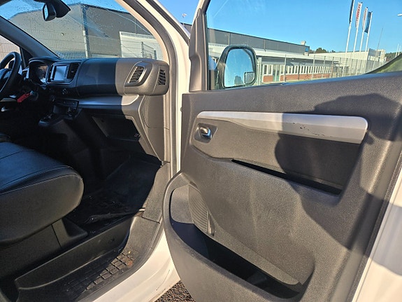 Peugeot Traveller 12 of 17