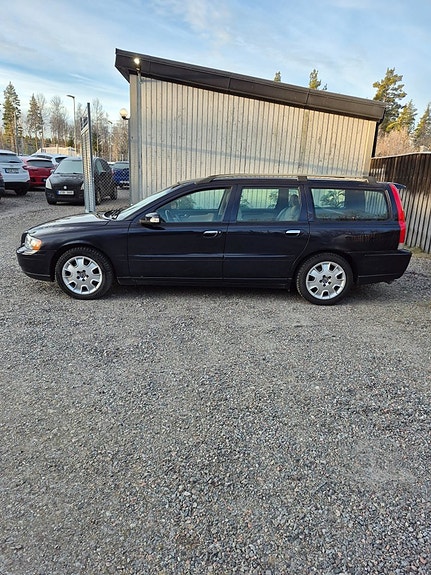 Volvo V70 3 of 5