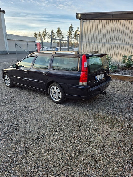 Volvo V70 2 of 5