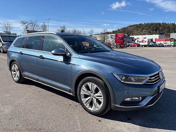 Volkswagen Passat Alltrack 2 of 5