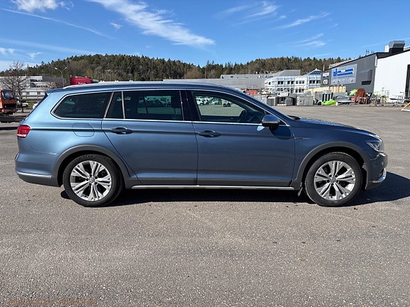 Volkswagen Passat Alltrack 3 of 5