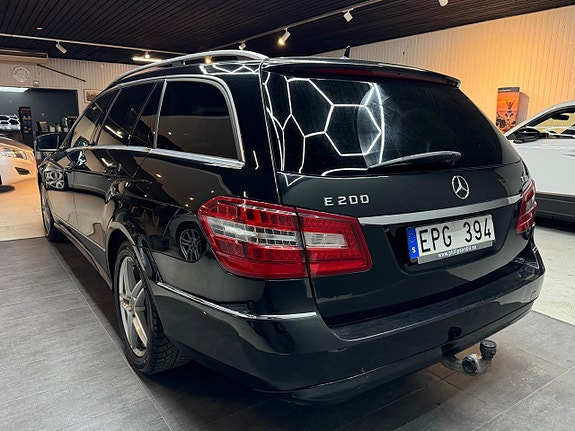 Mercedes-Benz E200 4 of 5