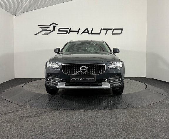 Volvo V90 Cross Country 2 of 5