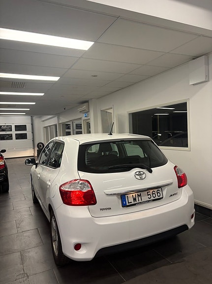 Toyota Auris 2 of 4