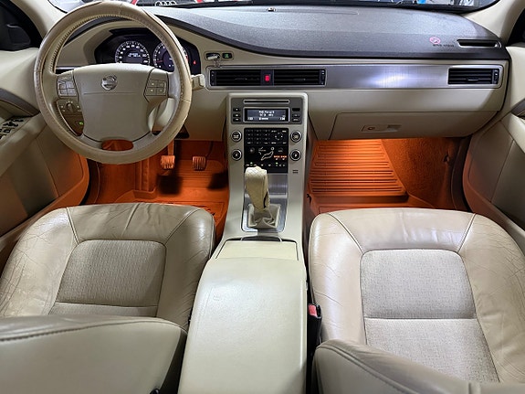 Volvo V70 8 of 15
