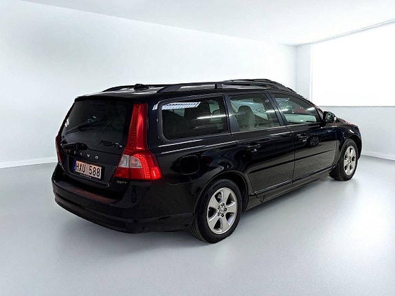 Volvo V70 2 of 15